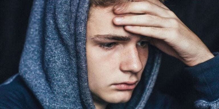 «Γονείς, το ξέρω ότι τρέμετε από την αγωνία αλλά»: Η εφηβεία μέσα από τα μάτια ενός εφήβου