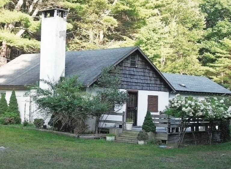 i lora apo to mikro spiti sto livadi aposyrthike apo ta fota toy theamatos etsi zei i 58chroni melisa gkilmpert 2 768x563 1