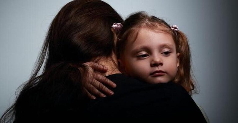 Η μητέρα μου με μεγάλωσε μόνη ενώ ήμουν παιδί του άντρα της και της ερωμένης του – Η ιστορία της Μαρκέλλας