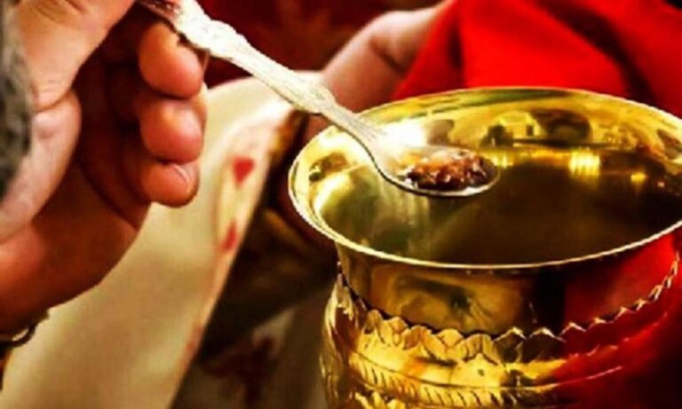 Η πεθερά μου με πιέζει να κοινωνήσω τον γιο μου. Τι να κάνω;