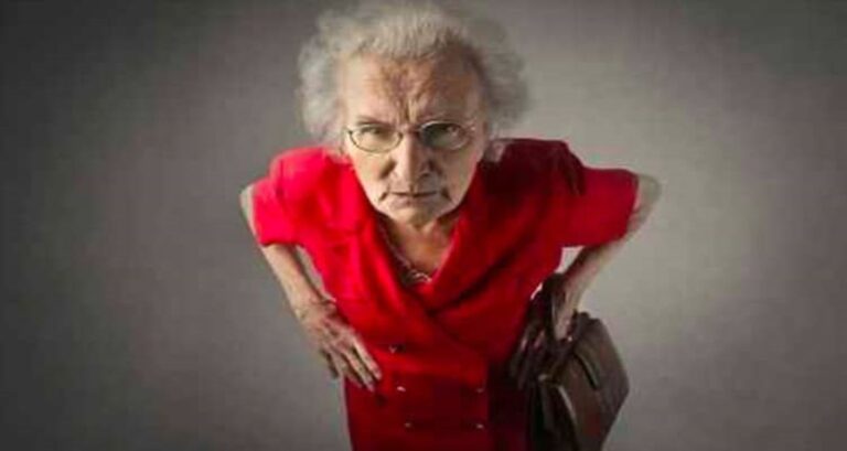 Η πεθερά μου μπαινοβγαίνει σπίτι μας όποτε θέλει και δεν φεύγει ούτε όταν θnλάζω. Τί να κάνω;