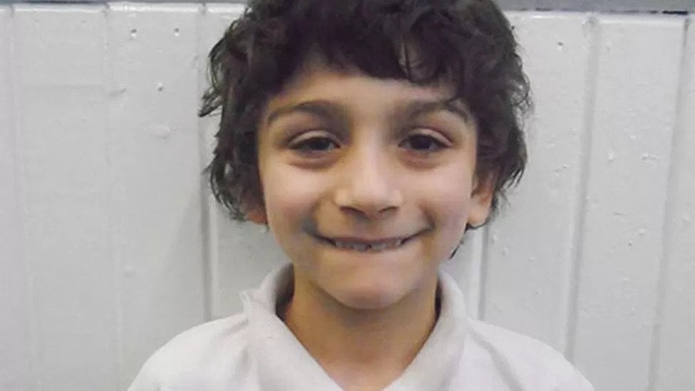 kaneis den mporei na to pistepsei nekros 7chronos exaitias tis mamas toy toy pire ti syskeyi eispnoon gia adianoito logo 3 976x549 1