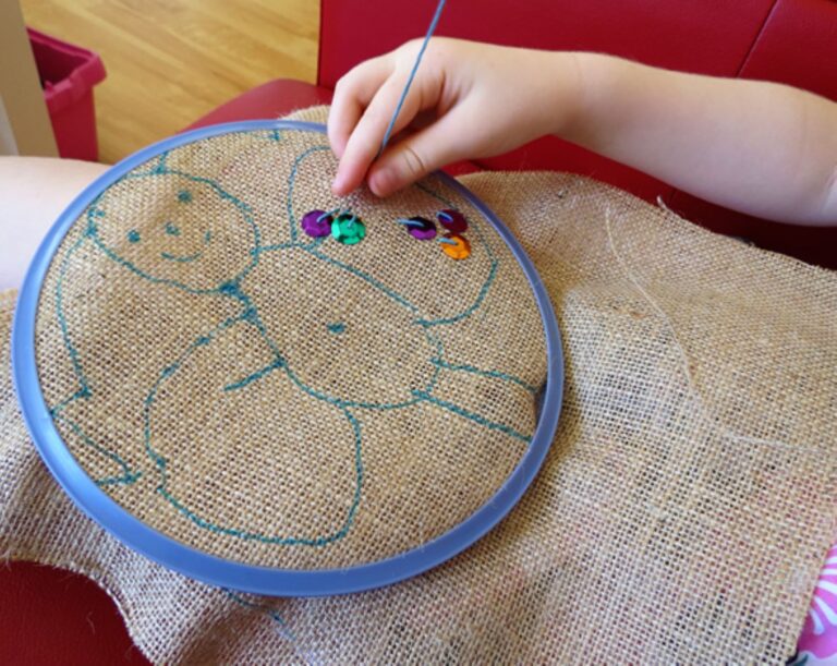 Θέλεις το παιδί σου να γίνει γιατρός; Πάρ’του το tablet και μάθε του να… κεντά!