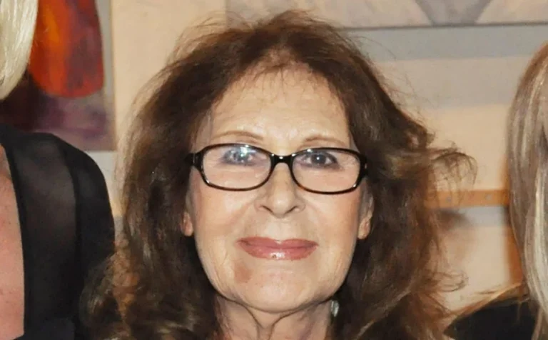 Σίγησε η χρυσή φωνή της νιότης μας, εφυγε απο τη ζωη η Ρένα Κουμιώτη σε ηλικία 81 ετών Ήταν 81 ετών