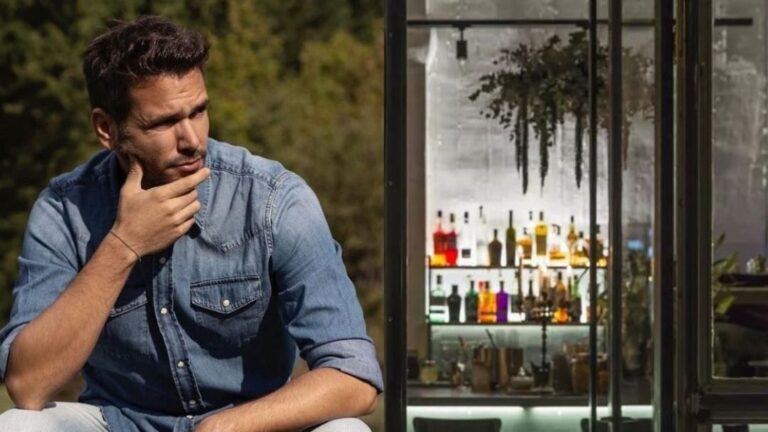 Μιχάλης Λεβεντογιάννης: Άνοιξε μπαρ στο κέντρο της Αθήνας και κάνουν ουρές για να δουν τον εισαγγελέα «Μαρκέτο»