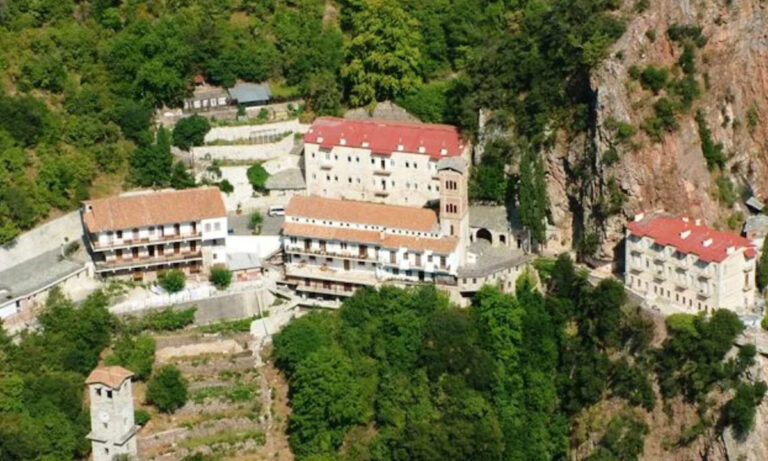 Tο μοναστήρι ανάμεσα στα βουνά όπου ο Γεώργιος Καραϊσκάκης θεραπεύτηκε από τη φυματίωση και έβρισκαν καταφύγιο οι αντάρτες