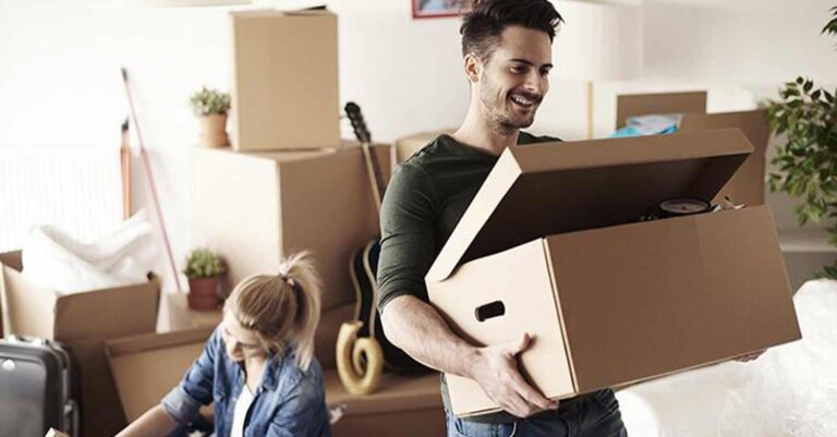 Ο σύντροφός μου θέλει να συζήσουμε μόνο αν φύγει ο γιος μου από το σπίτι. Να του πω να μείνει με τον μπαμπά του;