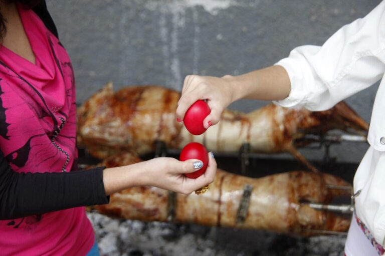 Δεν πήγα στον επιτάφιο, δεν έβαψα αυγά, δεν θα κάνω Πασχαλινό τραπέζι. Μαζεύω λεφτά για το ρεύμα…