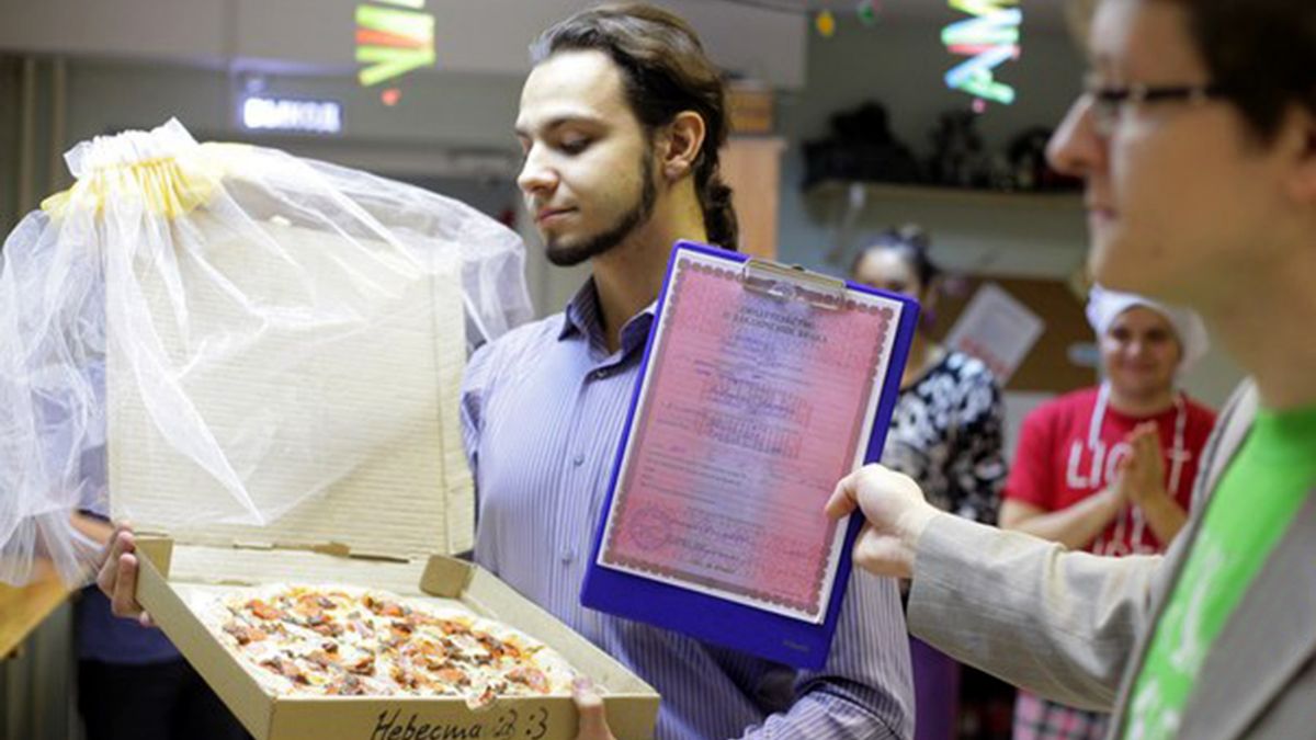 pay man marries pizza
