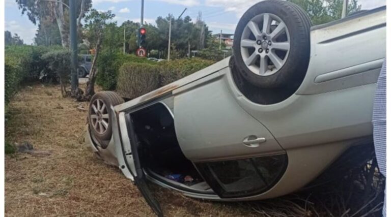 Tούμπαρε ΙΧ στη νησίδα της παραλιακής – Ο οδηγός φορούσε ζώνη και δεν έπαθε το παραμικρό