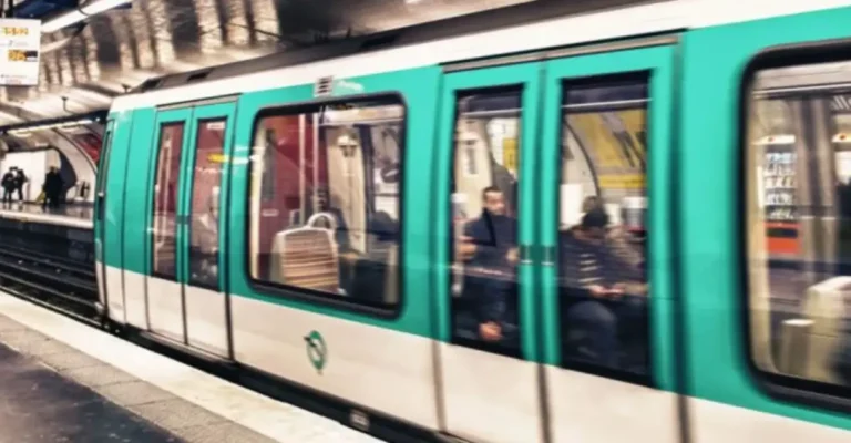 Ασύλληπτη τραγωδία: Νεκρή 45χρονη μπροστά στο παιδί και τον άντρα της- Πιάστηκε το παλτό της στις πόρτες του Μετρό