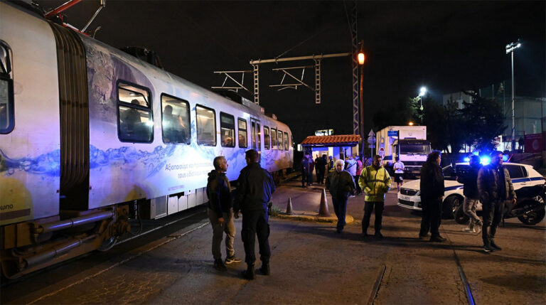 16χρονος παρασύρθηκε από τον προαστιακό στον Ταύρο – Νοσηλεύεται σε κρίσιμη κατάσταση