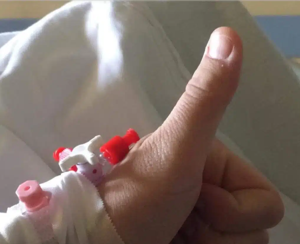 Ανέβασε φωτογραφία μέσα από το νοσοκομείο: Στο νοσοκομείο ο γιος του Πέτρου Φιλιππίδη - H κατάσταση της υγείας του και τα τελευταία νέα 24 stigmiotypo othonis 2023 04 22 220058