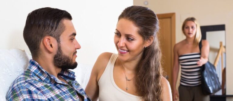 Τα ξαναβρήκα με τον πρώην σύζυγο, γύρισα σπίτι και ανακάλυψα ότι έχει γκóμενα. Τί κάνω;