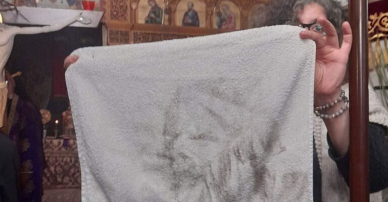 Θαύμα στο Μακροχώρι; Η μορφή του Τιμίου Προδρόμου σε πετσέτα πιστών