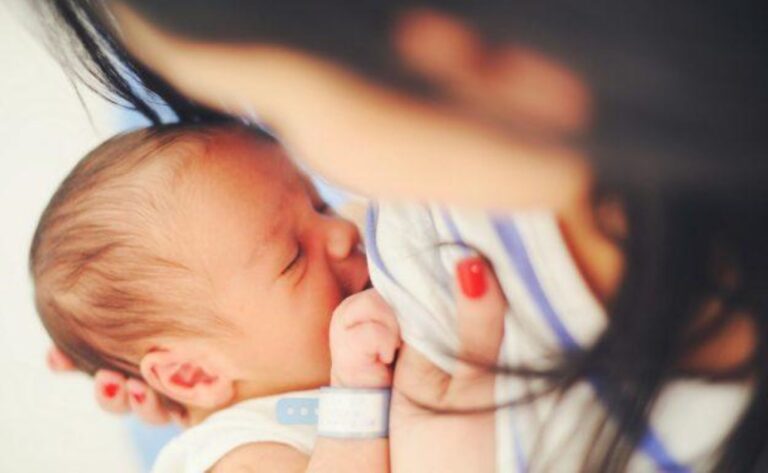 Θηλάζω το παιδί μόνης μαμάς που της κόπηκε το γάλα απ’ τη στενοχώρια και είναι ό,τι καλύτερο έχω κάνει στη ζωή μου…