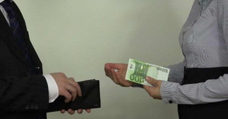 Δίνω 52 ευρώ διατροφή στην πρώην γυναίκα μου και πολλά της είναι!