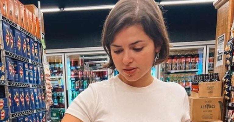 Την πέταξαν έξω από το σούπερ μάρκετ για το ντύσιμό της – Εκείνη μιλά για προκατάληψη επειδή είναι… καuτή