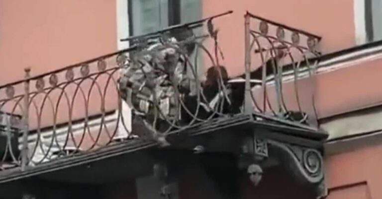 Σοκαριστικό βίντεο: Ζευγάρι πέφτει από το μπαλκόνι ενώ τσακώνεται