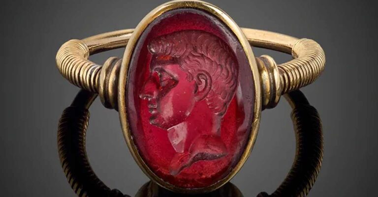 Αρχαίο ρωμαϊκό δαχτυλίδι πωλήθηκε σχεδόν 600% πάνω απ’ την αναμενόμενη τιμή του σε δημοπρασία