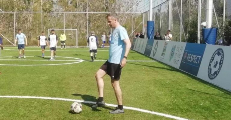 Ο Κώστας Μπακογιάννης παίζει μπάλα σε αγώνα ανθρωπιάς και αξιοπρέπειας