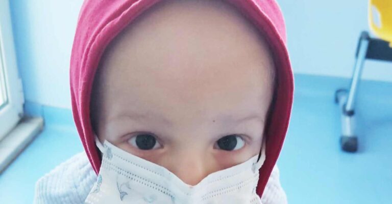 O 3χρονος Μιχαήλ παλεύει με το ηπατοβλάστωμα και χρειάζεται άμεσα τη βοήθειά μας