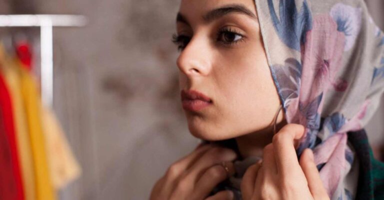 «Με χτυπούσε για 20 λεπτά γιατί δεν ήθελε να φοράω μαντήλι στο κεφάλι» κατέθεσε στο δικαστήριο 24χρονη