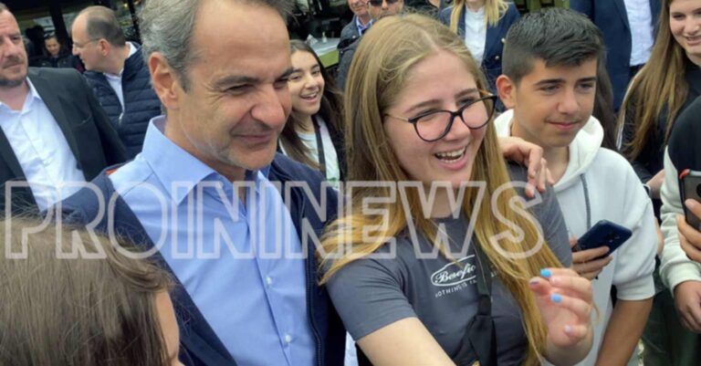 Καβαλά: Ο Μητσοτάκης ζήτησε σέλφι από μαθήτρια με γαλάζια νύχια