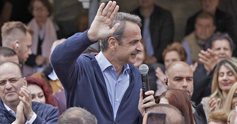 Άγριο κράξιμο στον Μητσοτάκη – «Ντροπή» φώναζαν πολίτες στην Καβάλα