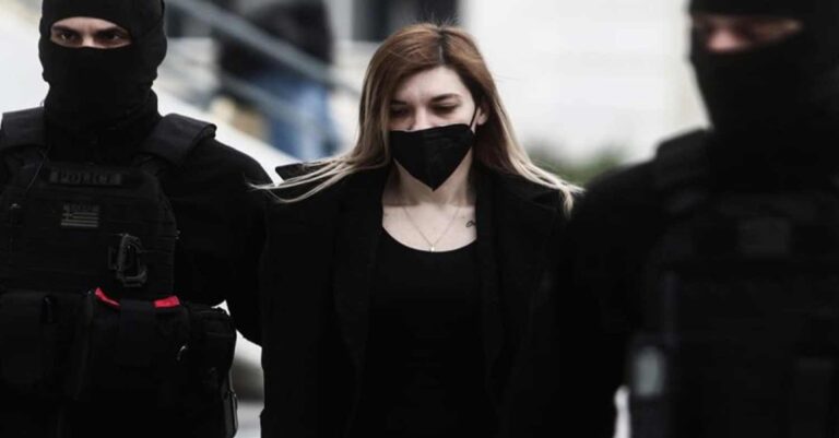 Νοσηλεύτρια «καίει» την Ρούλα Πισπιρίγκου: «Ψυχρή σαν… παρατηρητής! Xωρίς να βγάζει συναίσθημα παρά το ότι το παιδί της ήταν σε βαριά κατάσταση»