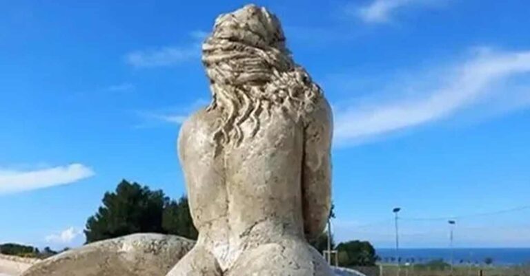 Ιταλία: «Υπερβολικά προκλητικό» άγαλμα καλλίπυγης γοργόνας προξενεί σάλο στη Μονόπολη