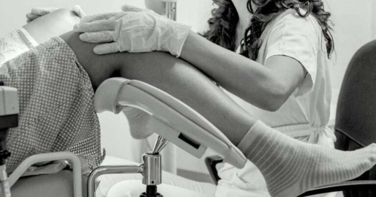 Είμαι έγκυος. Οι γονείς μου με πιέζουν να το ρiξω και ο φίλος μου να τον ακολουθήσω στο νησί. Τί να κάνω;