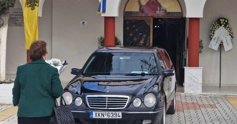Θρήνος στο τελευταίο «αντίο» στην γυναίκα που δολοφονήθηκε από τον γιο της