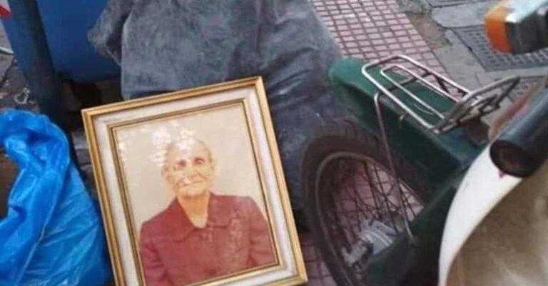 Έβαλε τα καλά της, πήγε στον φωτογράφο, χαμογέλασε όπως της είπε. Για να την θυμούνται. Την πέταξαν στα σκουπίδια…