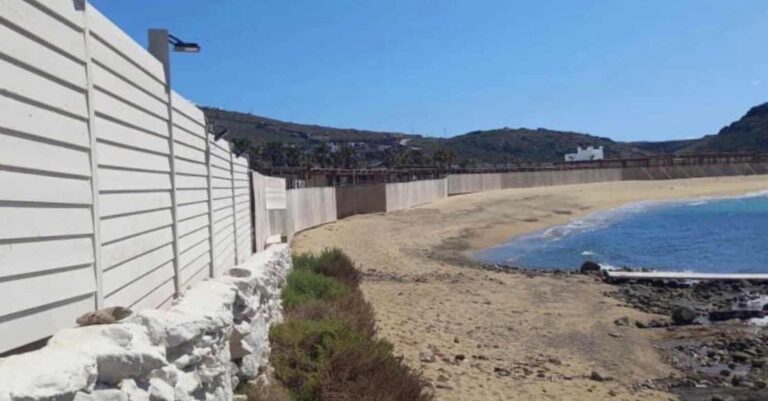 Μύκονος: Οργή για τον φράχτη σε παραλία του νησιού – Η φωτογραφία που προκάλεσε αντιδράσεις