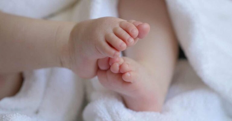 Tραγωδία: Μωρό βρέθηκε νεκρό κάτω από το κρεβάτι του – Είχε πεθάνει από ασιτία