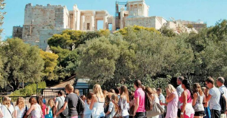 «Έκρηξη» τουρισμού στην Ελλάδα προτού ξεκινήσει καν η σεζόν – Συνωστισμός και τεράστιες ουρές στην Ακρόπολη