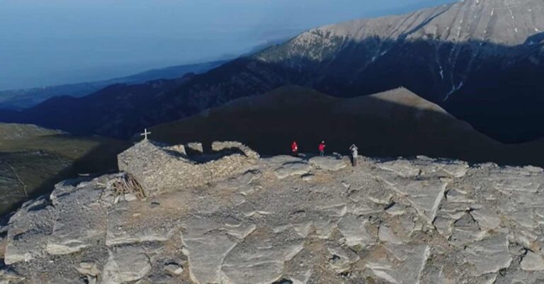 Εντυπωσιακό βίντεο: Δείτε το εξωκκλήσι του Προφήτη Ηλία στον Όλυμπο σε υψόμετρο 2.803 μέτρων