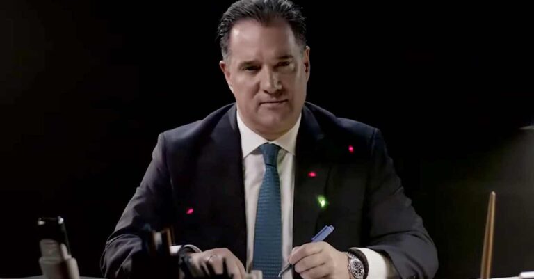 Σαν σταρ του σινέμα: Χαμός με το προεκλογικό σποτ του Άδωνι που τον σημαδεύουν ελεύθεροι σκοπευτές