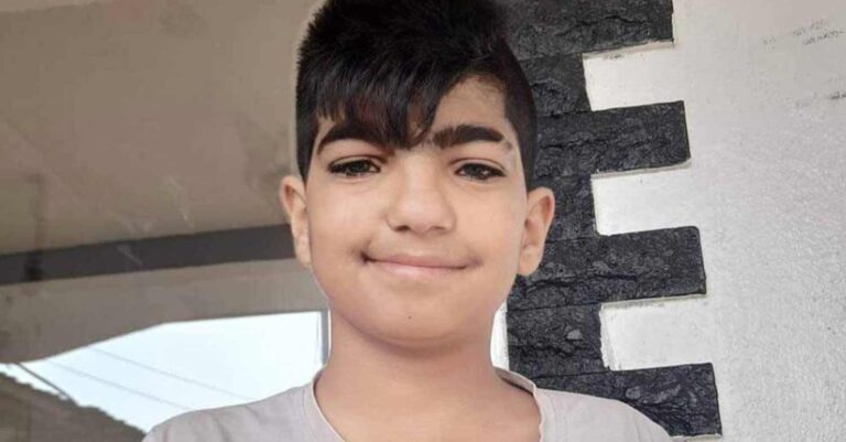 Ο 12χρονος Δημήτρης πάσχει από κώφωση και χρειάζεται έναν εξωτερικό επεξεργαστή για το κοχλιακό του εμφύτευμα