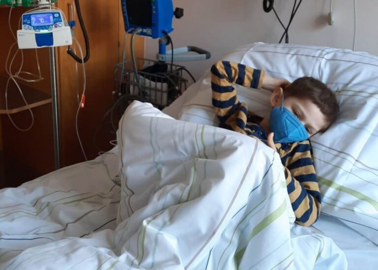 Ραγίζει καρδιές η μαμά του Νικόλα: «Είναι ακόμα εδώ και παλεύει, είναι ένα θαύμα»