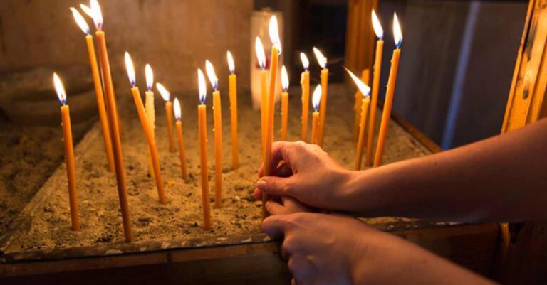 Ο άντρας μου πιστεύει ότι το Άγιο Φως είναι από αναπτήρα και ότι μας παρακολουθούν. Να τον χωρίσω Πασχαλιάτικα;