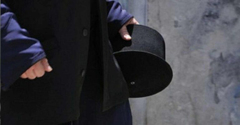 Ο πατέρας των παιδιών μου είναι παντρεμένος ιερέας. Αρνείται να τα αναγνωρίσει και να δώσει διατροφή