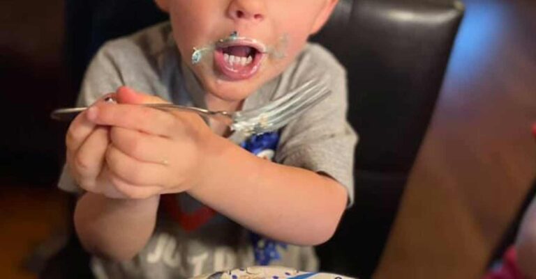 Μαμά που έχασε τον γιο της πηγαίνει κάθε χρόνο σε ζαχαροπλαστείο και προ-πληρώνει μία τυχαία τούρτα γενεθλίων