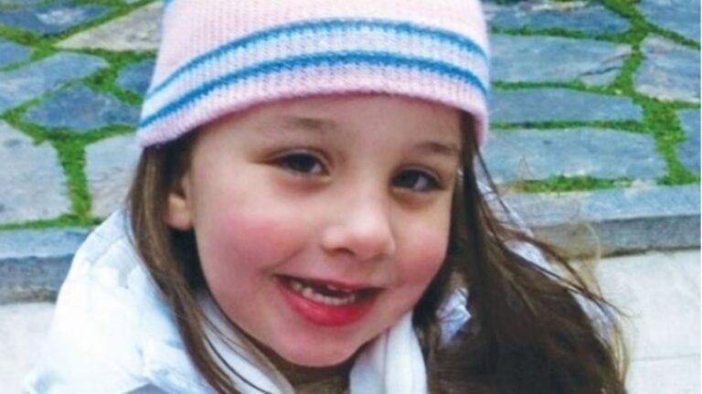 Συγκλoνίζει το γράμμα της μητέρας της 4χρονης Μελίνας «Όταν σε κατέβασαν στο χώμα, άφησα να πάρεις μαζί σου την μισή μου καρδιά»