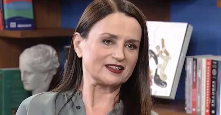 Καρυοφυλλιά Καραμπέτη: «Είμαι 64 χρόνων και το δηλώνω ως τύχη και ευλογία που έφτασα έως εδώ, υγιής και δημιουργική»