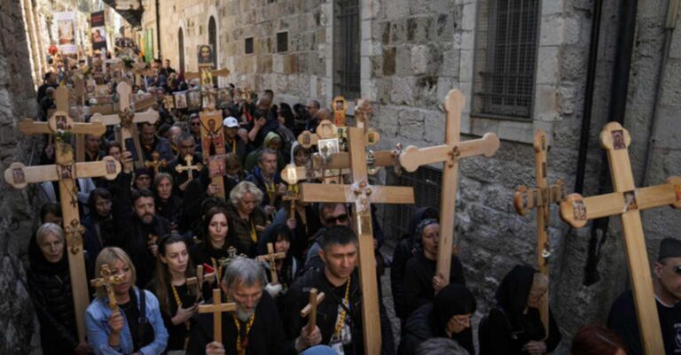 Ιεροσόλυμα: Αναπαριστούν τη διαδρομή του Ιησού στην οδό του μαρτυρίου