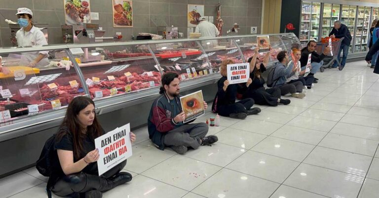 Βίγκαν έκαναν «ντου» σε σούπερ μάρκετ του Πειραιά – «Να σταματήσει η σφαγή του Πάσχα»