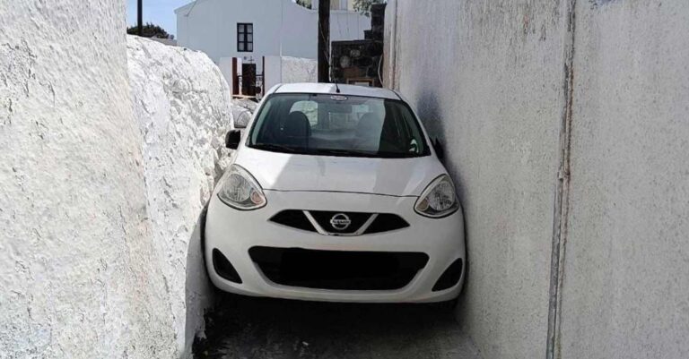 Απίστευτο σκηνικό στη Μεσαριά Σαντορίνης: Αυτοκίνητο σφήνωσε σε στενό δρομάκι