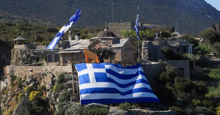 Mοναχός στο Άγιο Όρος ευλογεί τους πιλότους μας με την ελληνική σημαία